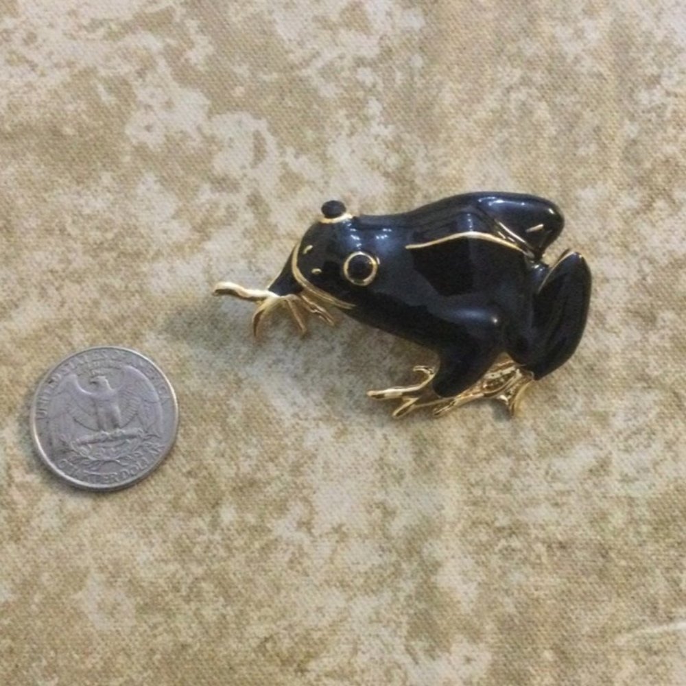 3/$25 ** Golden tone black enamel frog pin NWOT